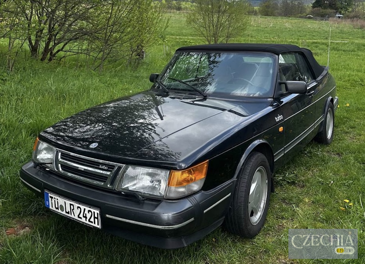Викрадений кабріолет Saab 900 Turbo Чорний раритетний кабріолет Saab 900 Turbo припаркований на зеленій траві. Матеріал про пошук викраденого автомобіля в Празі.