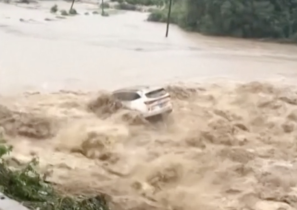 Обвал мосту в Китаї відправив авто у бурхливу річку: відео наслідків масштабної повені. Відео - фото №