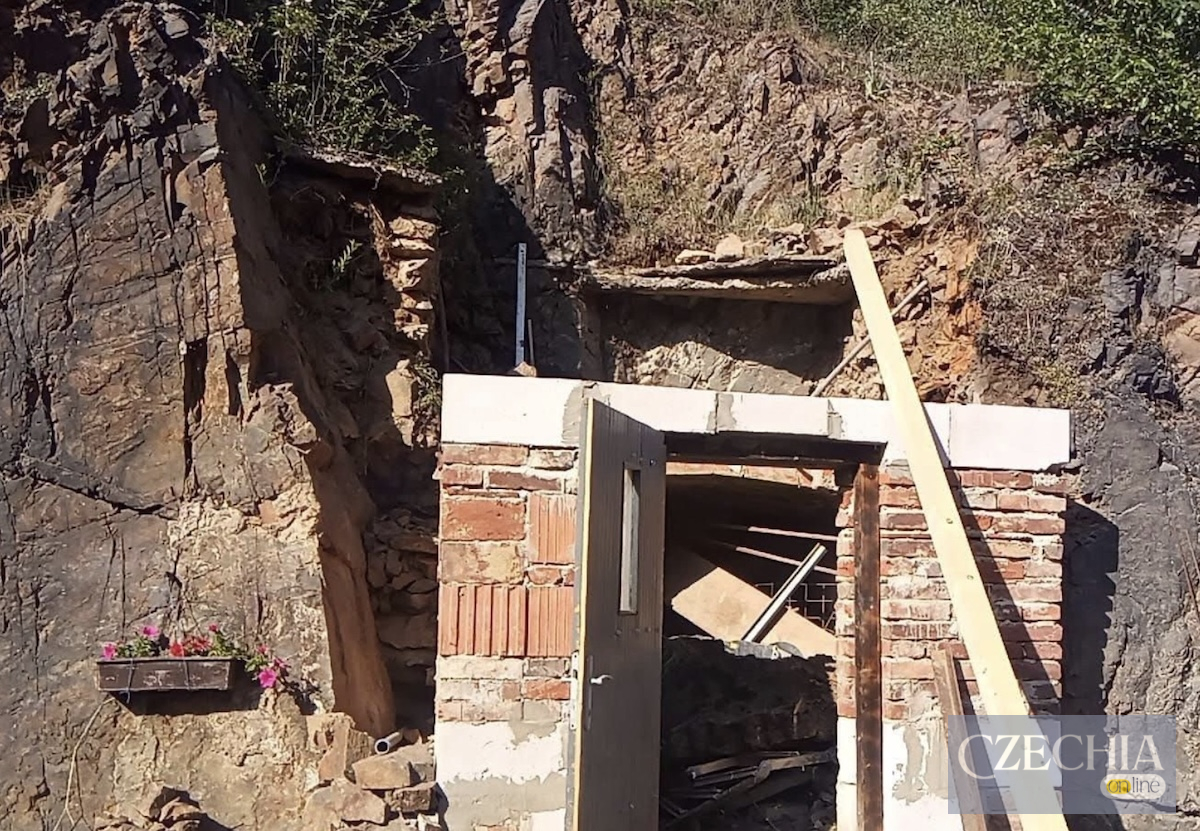 Зруйнований вхід до новозбудованого цегляного погреба, вбудованого у круту скелю. Наслідки обвалу в Чехії.