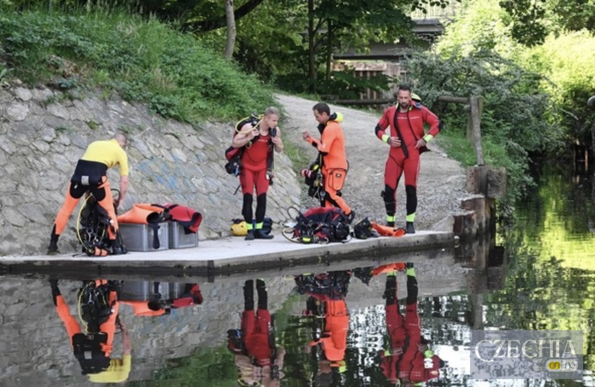 Водолази у гідрокостюмах готуються до занурення в річку Вілен біля Ренна для пошуку доказів.