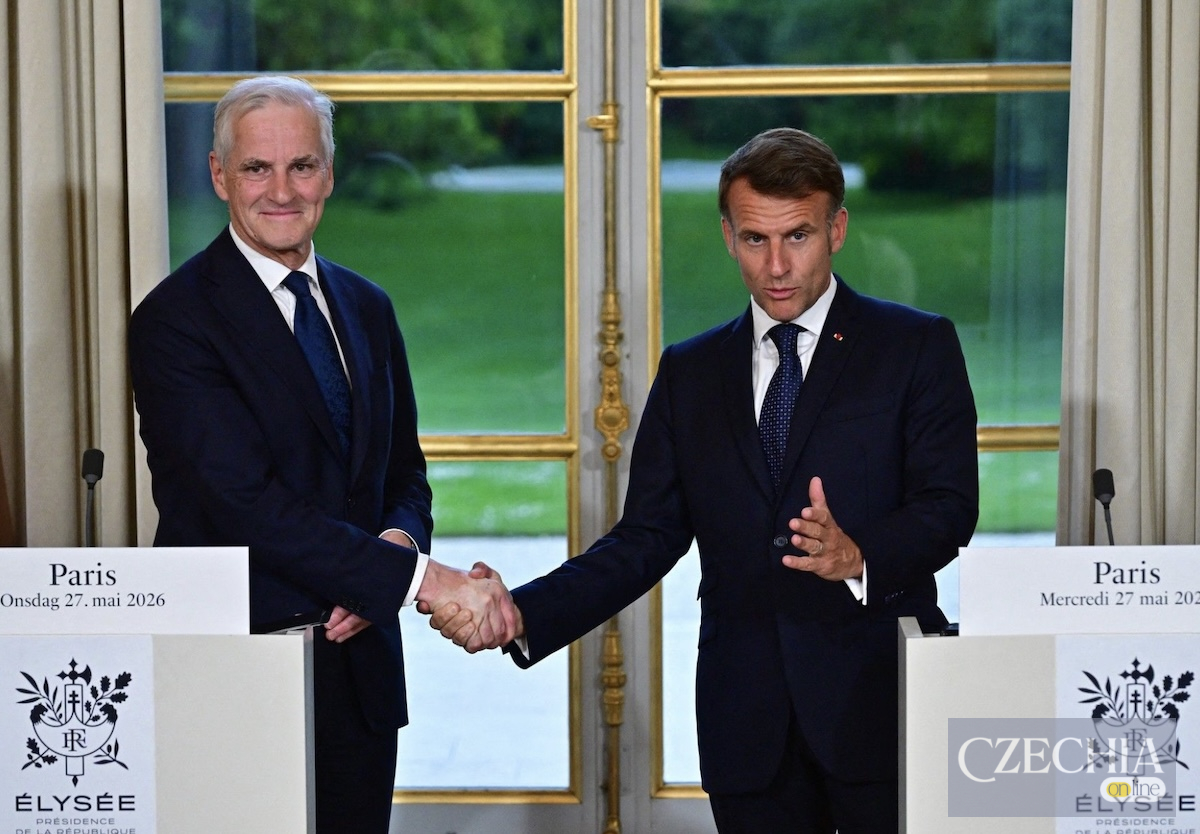 Зустріч прем'єра Норвегії та президента Франції Прем'єр-міністр Норвегії Йонас Гар Стьоре та президент Франції Емманюель Макрон тиснуть один одному руки за трибунами в Єлисейському палаці. Новини політики.
