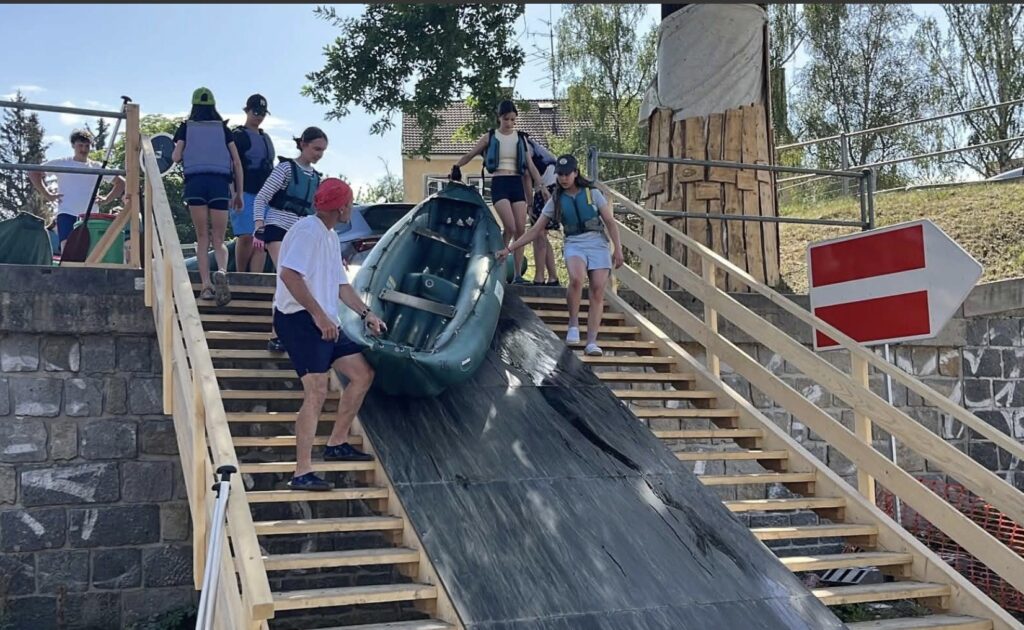 Сплав у Чеському Крумлові: водники носять човни берегом через ремонт мосту - фото №