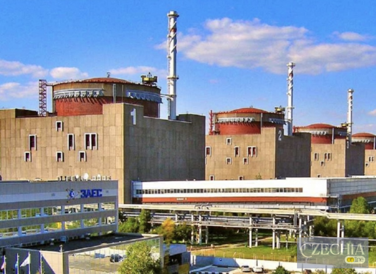Запорізька АЕС під час окупації Запорізька атомна електростанція з характерними червоними куполами енергоблоків на тлі блакитного неба.