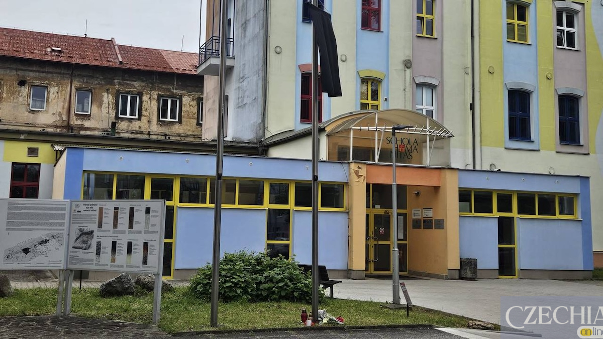 Поліцейська стрічка та проблискові маячки автомобіля швидкої допомоги. Матеріал про смертельну ДТП зі школяркою на велосипеді.
