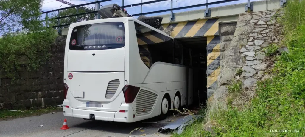 У південній Чехії автобус врізався у віадук