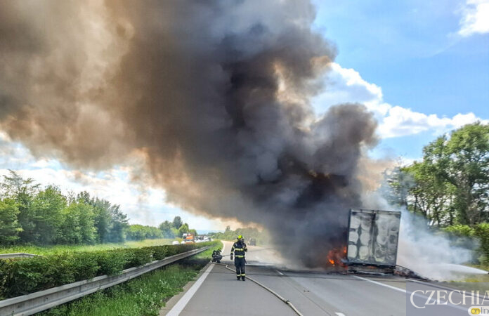 Масштабна пожежа вантажівки на автомагістралі D35 поблизу Пржаславіце в Оломоуцькому краї спричинила збитки майже на 17 млн крон.