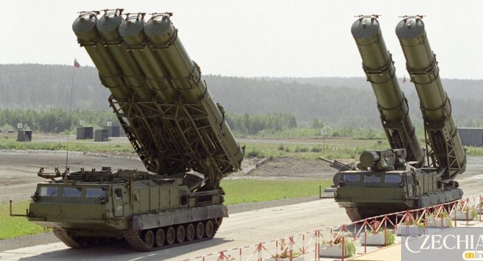 Російські зенітно-ракетні комплекси С-300 на бойових позиціях