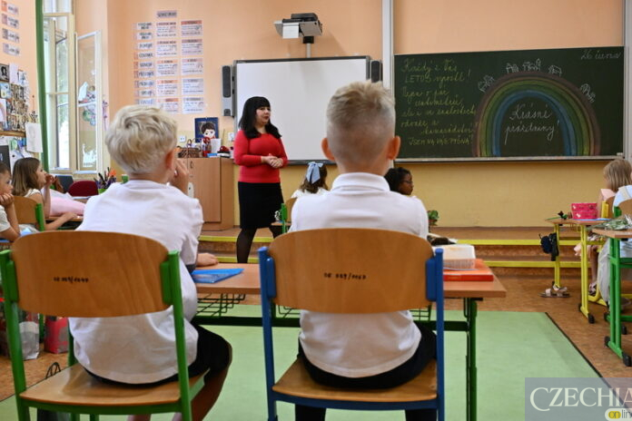 Сьогодні учні початкових і середніх шкіл по всій Чехії отримали табелі та офіційно завершили навчальний рік