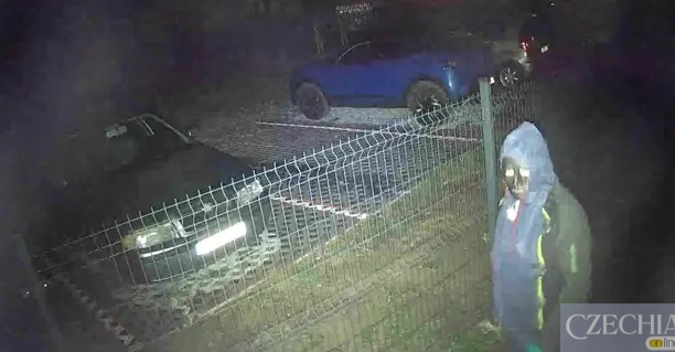 У чеському місті Шенов поблизу Острави поліція розкрила справу про викрадення та підпал автомобіля пенсіонерки У чеському місті Шенов поблизу Острави поліція розкрила справу про викрадення та підпал автомобіля пенсіонерки