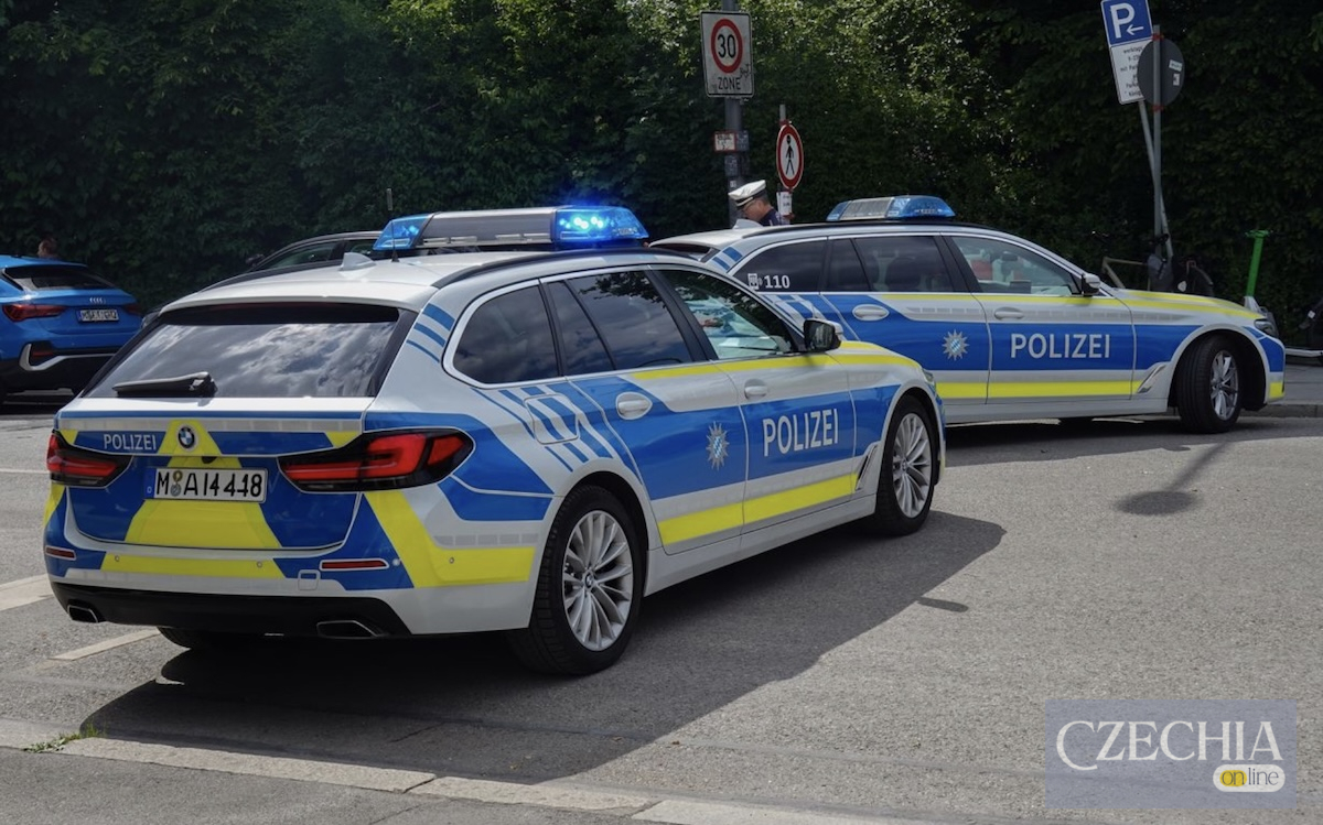 Два патрульні автомобілі німецької поліції (Polizei) марки BMW припарковані на вулиці міста.