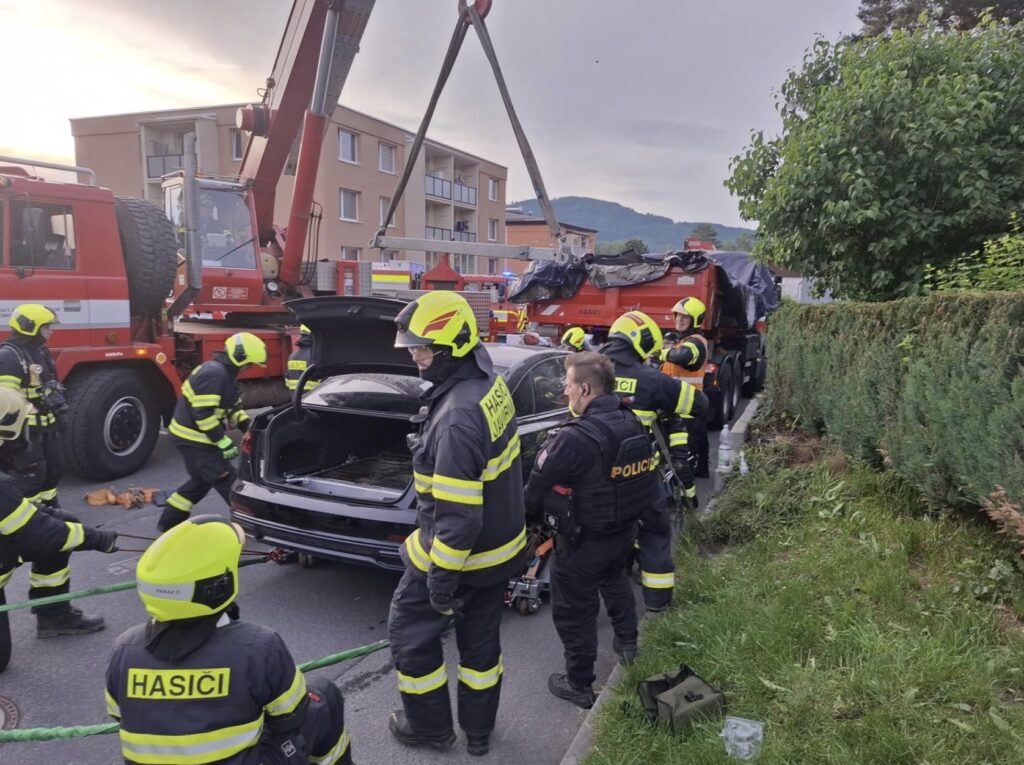 У чеському місті Єсенік загорілася батарея гібридного автомобіля Audi - Новини Чехії, ТехноМанія. Джерело: Українці в Чехії | Чеські новини для українців У чеському місті Єсенік загорілася батарея гібридного автомобіля Audi - фото №
