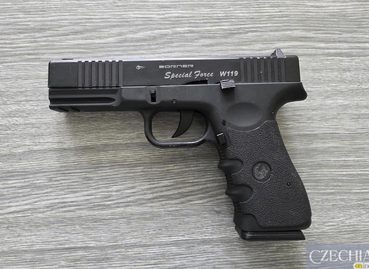 Зброя, вилучена поліцією Пневматичний пістолет Borner Special Force W119, яким юнак погрожував двом школяркам в автобусі на півдні Чехії.