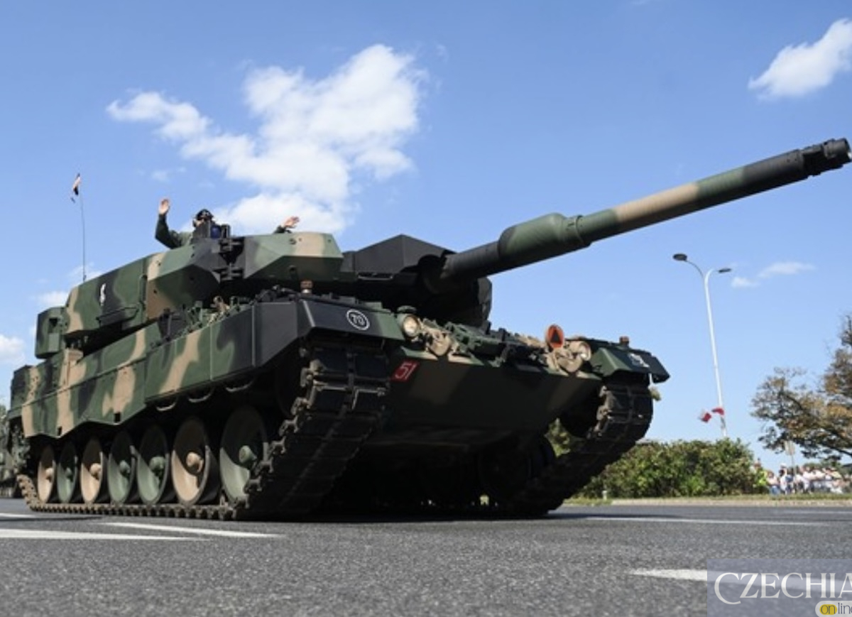 Танк Leopard 2A4 у камуфляжному забарвленні рухається асфальтованою дорогою. Ілюстративне фото до новини про пересування військової техніки в Чехії.