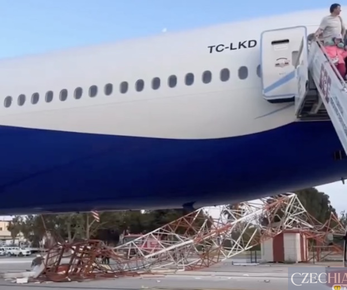 Пасажири евакуюються по трапу з літака Boeing 777, під фюзеляжем якого лежить розчавлена червоно-біла радіолокаційна вежа.