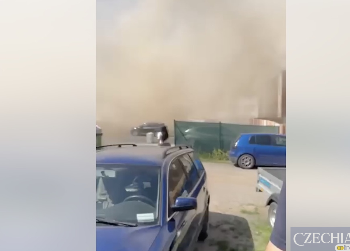 Хмара пилу після обвалу будинку Густа хмара пилу накрила вулицю та припарковані авто після того, як обвалилася частина будинку під час будівельних робіт.