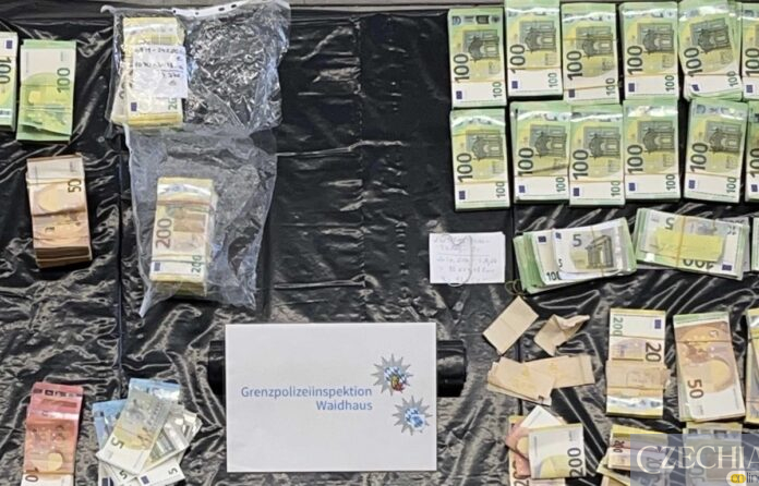 Пачки євро, вилучені німецькою прикордонною поліцією у Вайдгаусі, розкладені на столі.