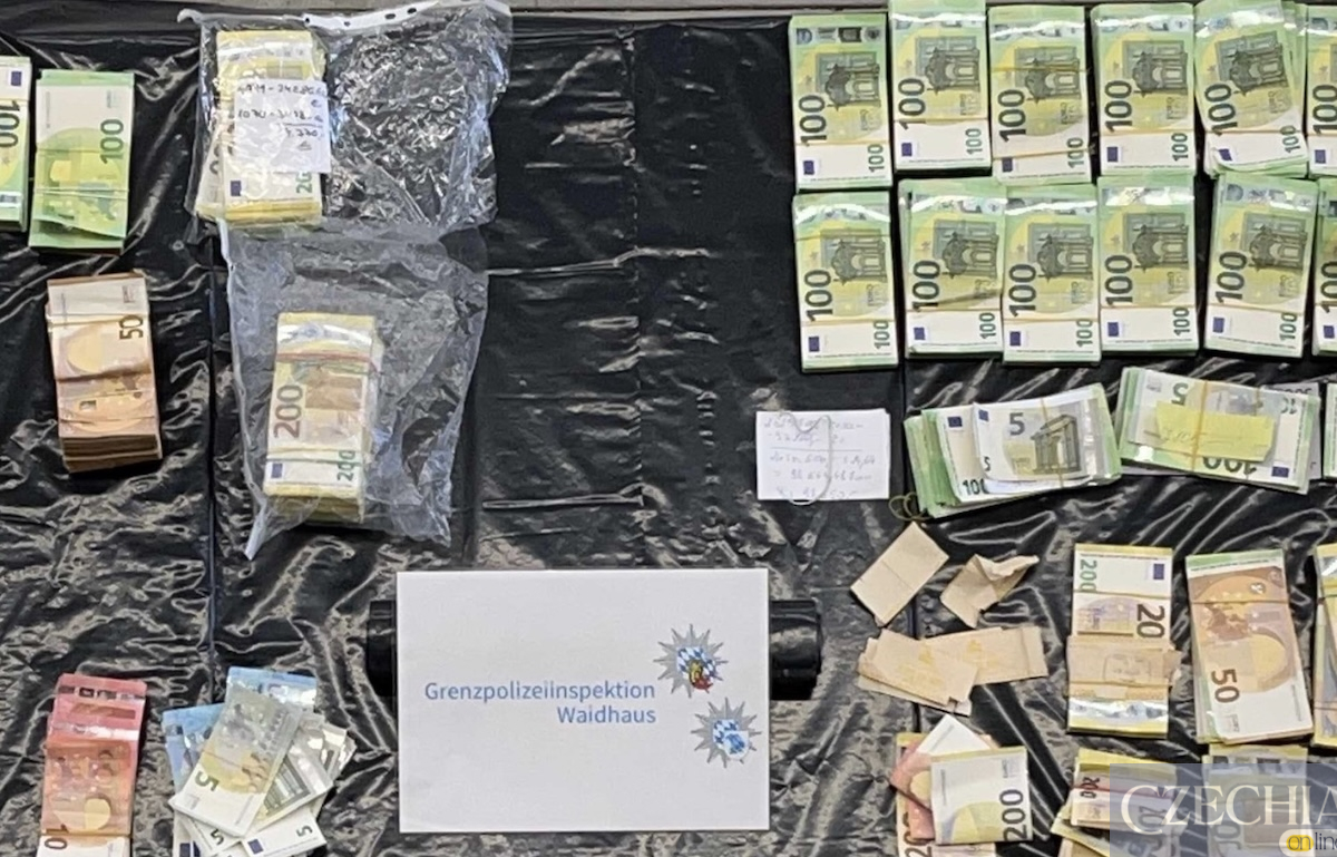 Вилучена готівка на німецькому кордоні Пачки євро, вилучені німецькою прикордонною поліцією у Вайдгаусі, розкладені на столі.
