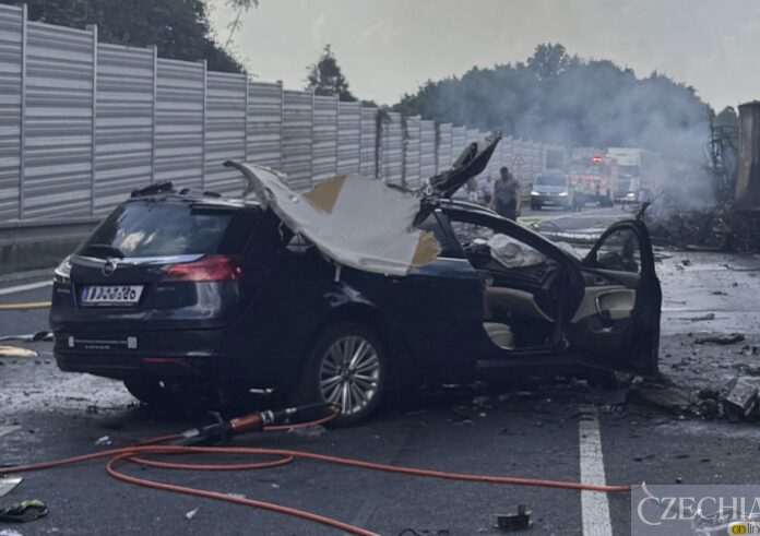 Наслідки жахливої аварії Понівечений легковий автомобіль та рятувальне обладнання на місці ДТП на трасі.