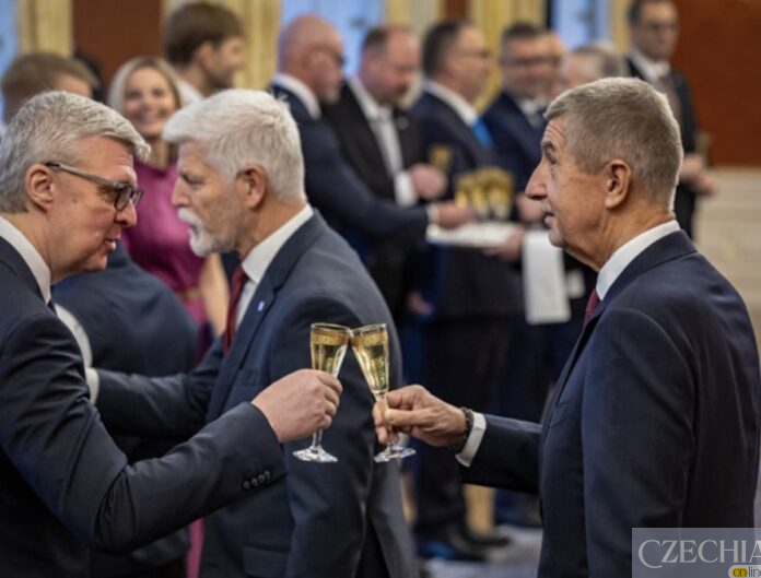 Карел Гавлічек та Андрей Бабіш чокаються келихами на тлі президента Петра Павела під час офіційного прийому.