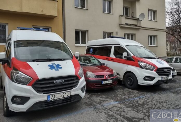 Припарковані карети приватної швидкої допомоги біля житлового будинку у Празі.