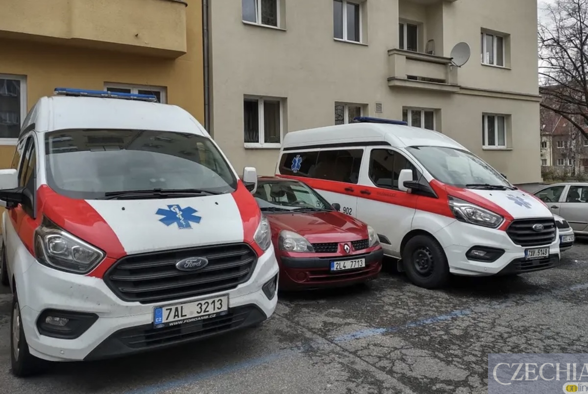 Припарковані карети приватної швидкої допомоги біля житлового будинку у Празі.