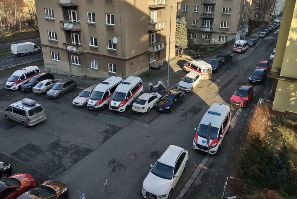 У Празі невідомі прокололи шини автомобілям швидкої допомоги через конфлікт за парковку - фото №1