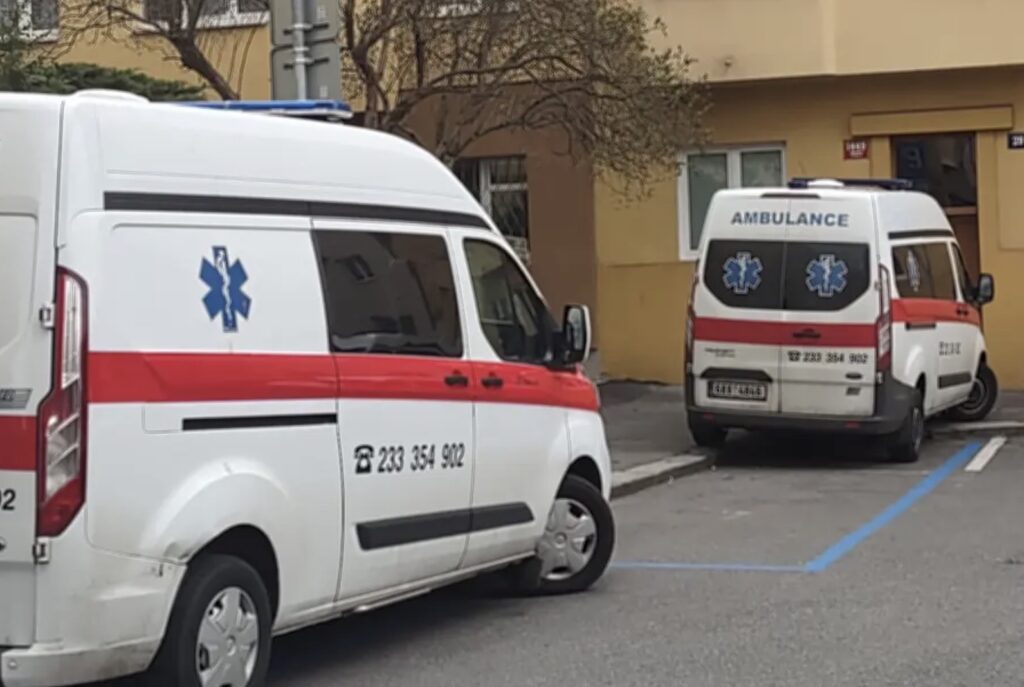 У Празі невідомі прокололи шини автомобілям швидкої допомоги через конфлікт за парковку - фото №