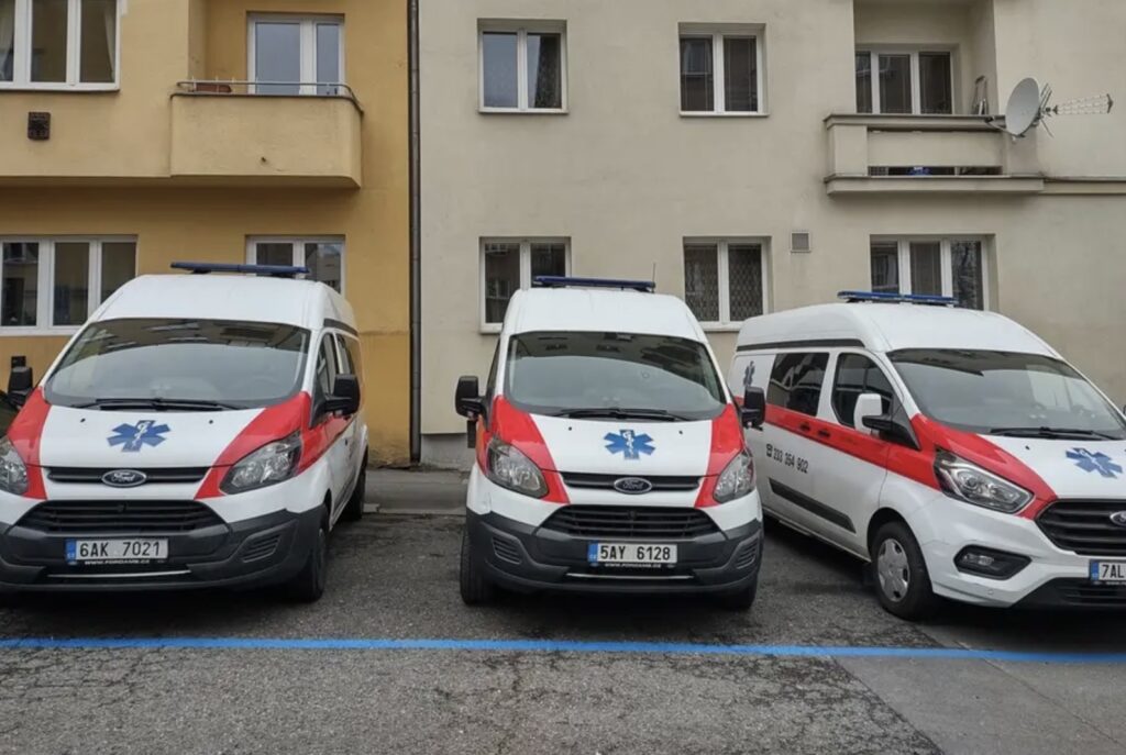 У Празі невідомі прокололи шини автомобілям швидкої допомоги через конфлікт за парковку - фото №2