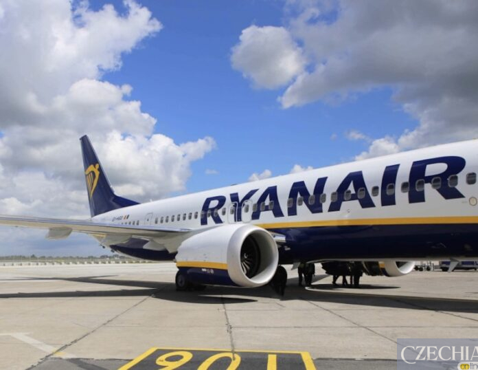 Літак ірландського лоукостера Ryanair на злітній смузі в сонячну погоду.
