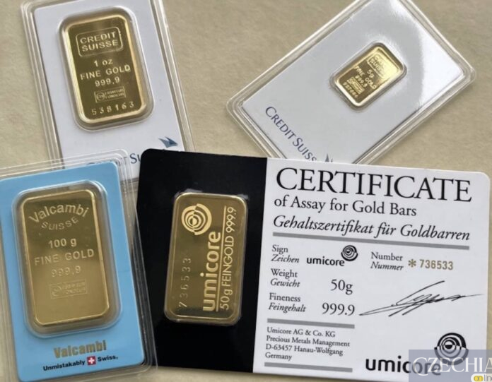 Золоті злитки різних виробників з сертифікатами якості. Ілюстрація до теми зростання золотих резервів.