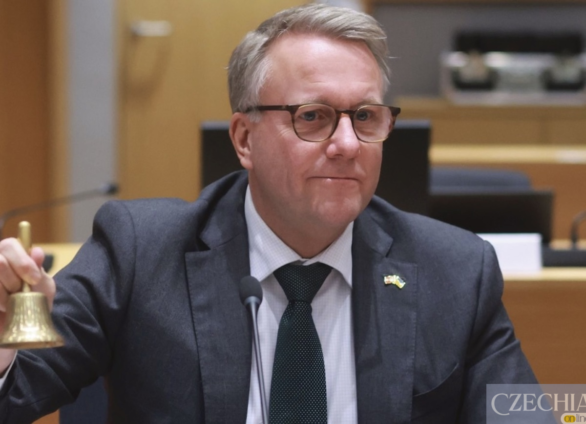 Міністр у справах іммігрантів та інтеграції Данії Мортен Бьодсков під час робочого засідання.