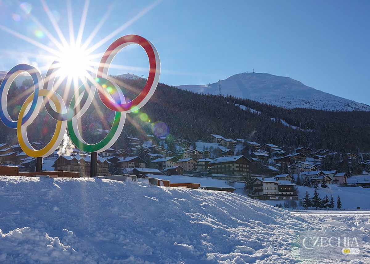 Олімпійські кільця на тлі засніжених гір