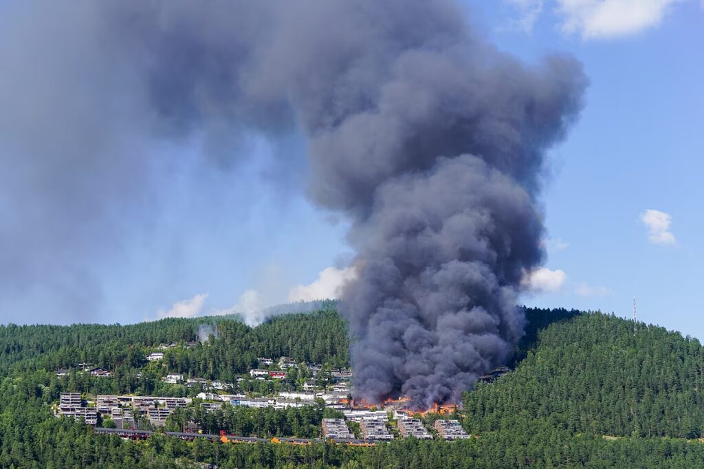 Понад 100 осель згоріли за кілька годин: що перетворило пожежу в Норвегії на катастрофу - Світ. Джерело: Українці в Чехії | Чеські новини для українців Понад 100 осель згоріли за кілька годин: що перетворило пожежу в Норвегії на катастрофу - фото №2