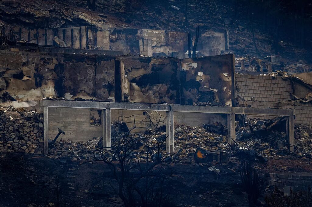 Понад 100 осель згоріли за кілька годин: що перетворило пожежу в Норвегії на катастрофу - Світ. Джерело: Українці в Чехії | Чеські новини для українців Понад 100 осель згоріли за кілька годин: що перетворило пожежу в Норвегії на катастрофу - фото №1