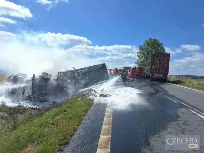Двоє водіїв загинули внаслідок лобового зіткнення двох вантажівок поблизу села Штоки в районі Гавлічко-Брод у Чехії. Двоє водіїв загинули внаслідок лобового зіткнення двох вантажівок поблизу села Штоки в районі Гавлічко-Брод у Чехії.