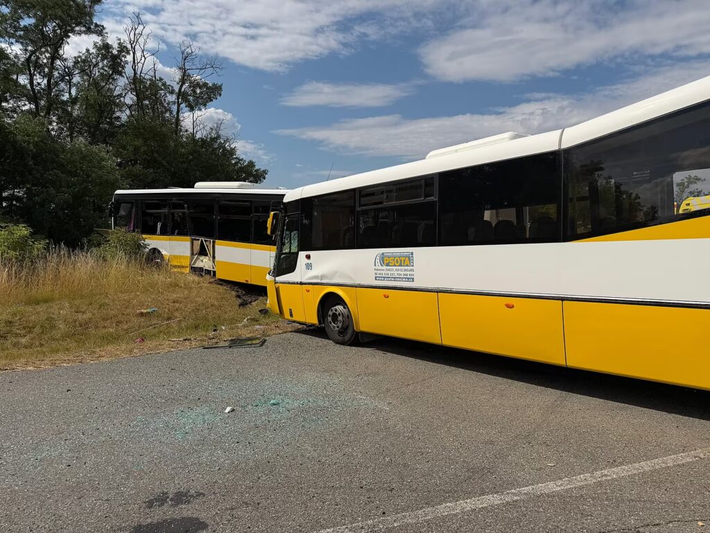 У Чехії лоб у лоб зіткнулися два автобуси: близько 40 постраждалих. Відео - Новини Чехії. Джерело: Українці в Чехії | Чеські новини для українців У Чехії лоб у лоб зіткнулися два автобуси: близько 40 постраждалих. Відео - фото №3
