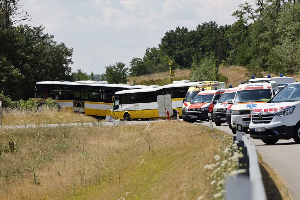 У Чехії лоб у лоб зіткнулися два автобуси: близько 40 постраждалих. Відео - Новини Чехії. Джерело: Українці в Чехії | Чеські новини для українців У Чехії лоб у лоб зіткнулися два автобуси: близько 40 постраждалих. Відео - фото №2