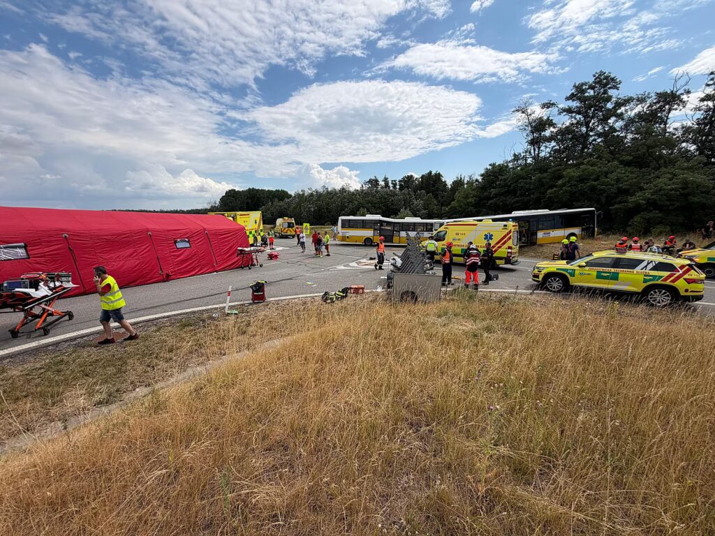 У Чехії лоб у лоб зіткнулися два автобуси: близько 40 постраждалих. Відео - Новини Чехії. Джерело: Українці в Чехії | Чеські новини для українців У Чехії лоб у лоб зіткнулися два автобуси: близько 40 постраждалих. Відео - фото №1