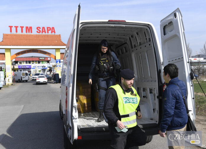 На ринку SAPA у Празі вилучили понад 1200 підроблених товарів На ринку SAPA у Празі вилучили понад 1200 підроблених товарів