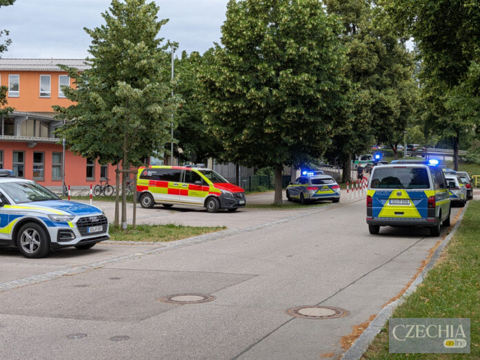 У німецькій Баварії суд відправив під варту 16-річного хлопця, який напав із ножем на двох 13-річних учениць у школі міста Шонгау.