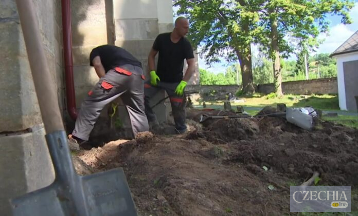Українські волонтери допомагають відновлювати історичні костели