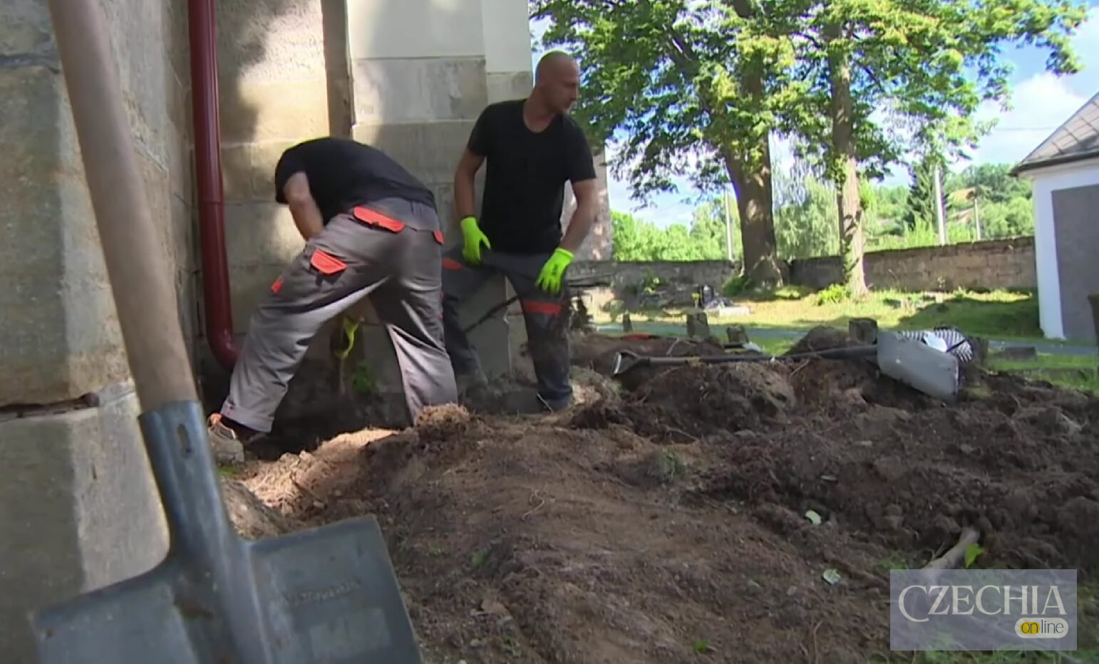 Українські волонтери допомагають відновлювати історичні костели
