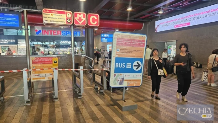 Закриття метро C у Празі спричинило великі затримки автобусів Закриття метро C у Празі спричинило великі затримки автобусів