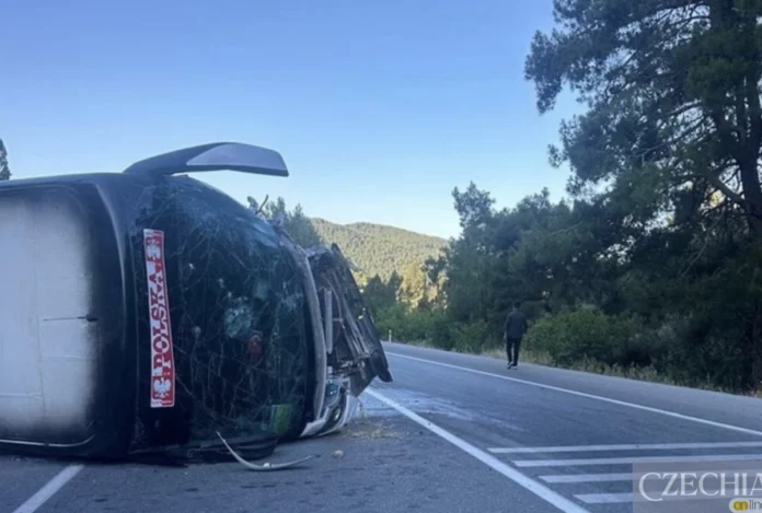 Перекинутий туристичний автобус після ДТП у Туреччині
