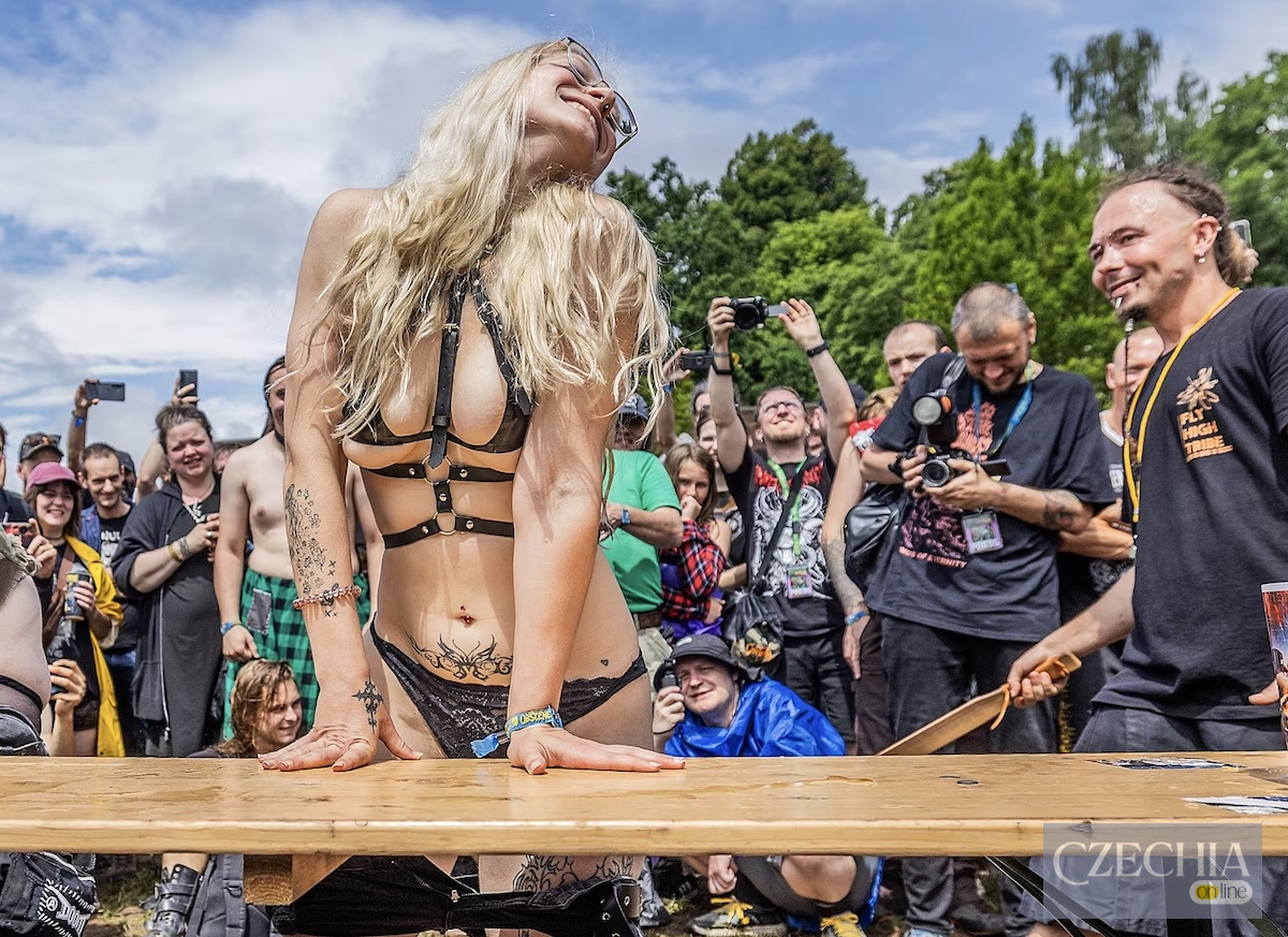 Учасниця Freak Festival на сцені перед глядачами Дівчина у відвертому шкіряному вбранні під час розважального конкурсу на фестивалі