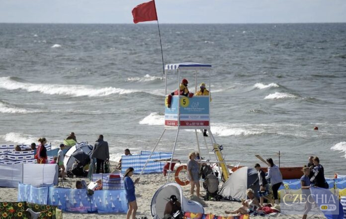 Червоний прапор на пляжі Балтійського моря в Польщі
