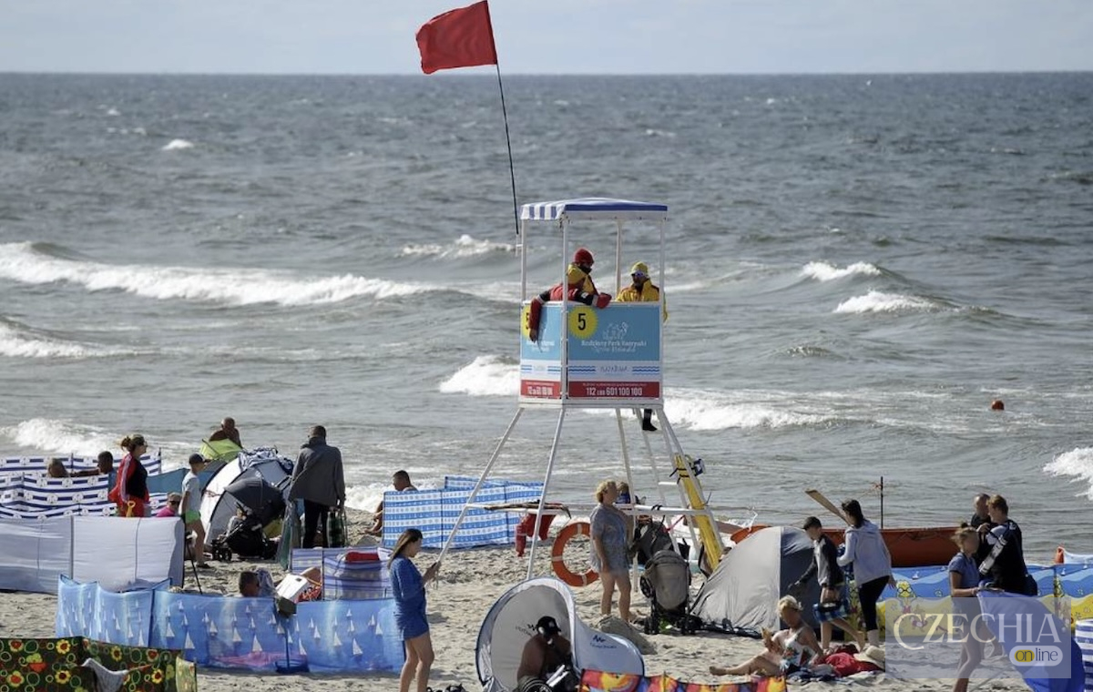 Заборона купання на пляжах Балтійського моря в Польщі Червоний прапор на пляжі Балтійського моря в Польщі