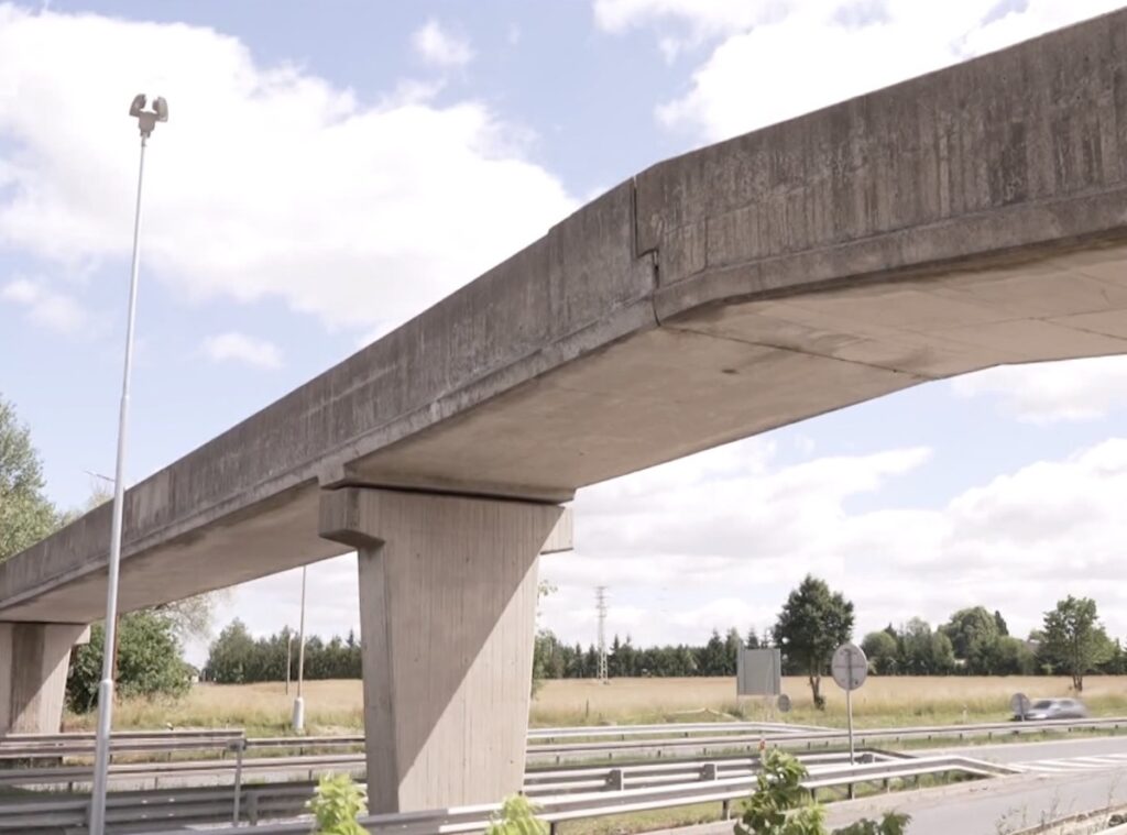 У Чехії хочуть знести два пішохідні мости над трасою D6, місцеві бояться ізоляції сіл - фото №
