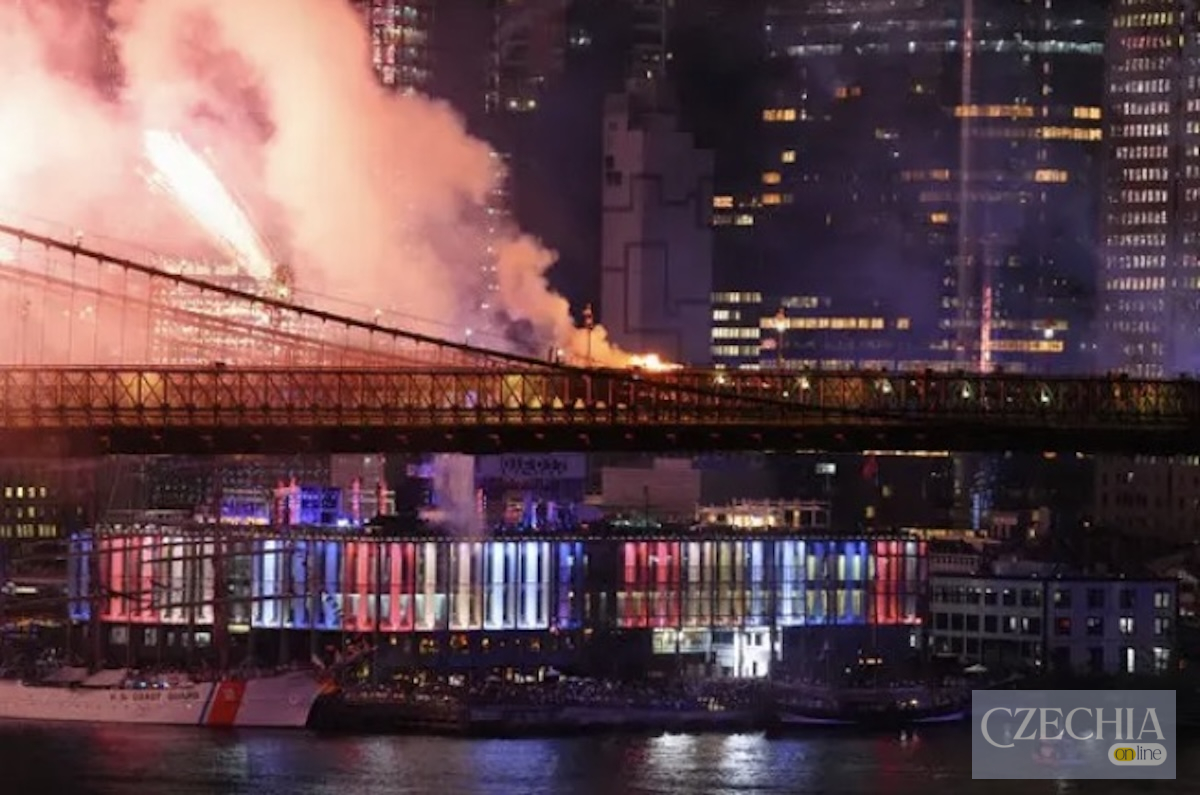 Пожежа на Brooklyn Bridge під час феєрверків у Нью-Йорку