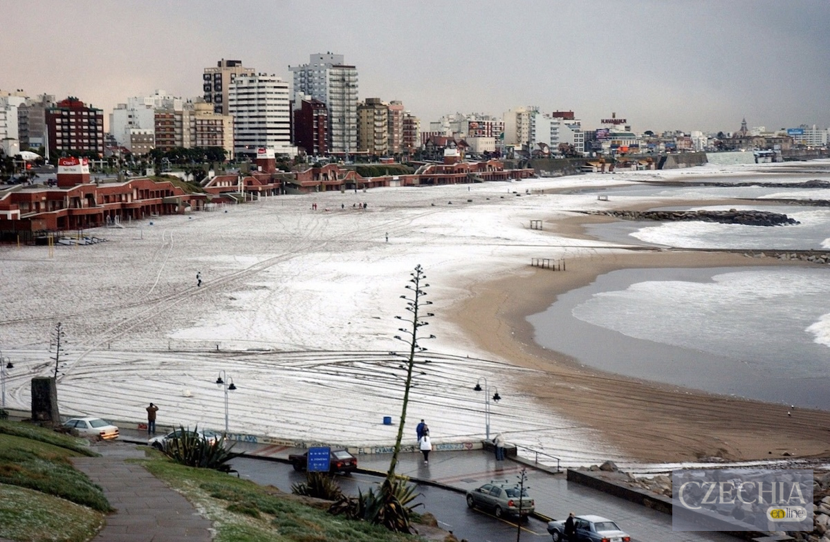 В Аргентині сніг вкрив пляжі Mar del Plata Засніжений пляж у Mar del Plata в Аргентині